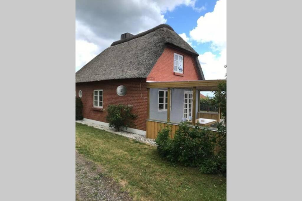 Thatched Holiday Home In Struer, Jutland With A View Екстериор снимка