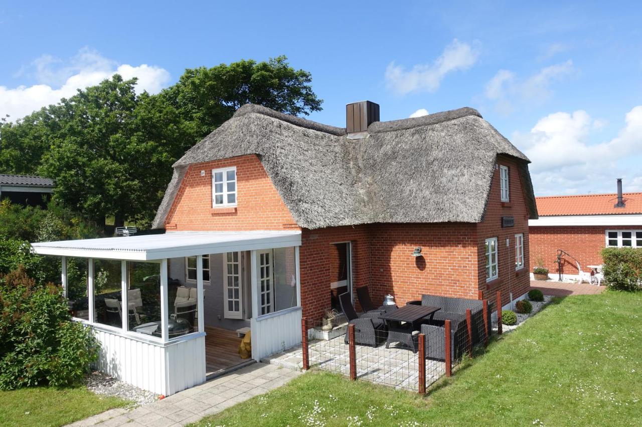 Thatched Holiday Home In Struer, Jutland With A View Екстериор снимка